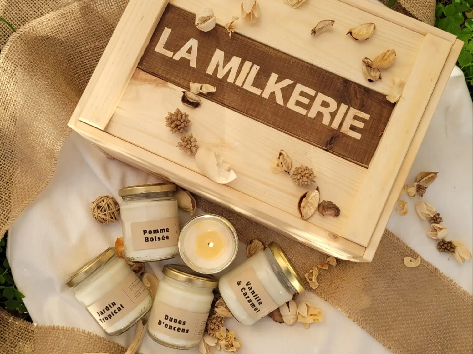 Coffret en bois La Milkerie avec quatre bougies artisanales parfumées Pomme Boisée, Jardin Tropical, Dunes d'Encens et Vanille & Caramel.